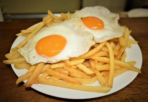 Porción de papas fritas a caballo