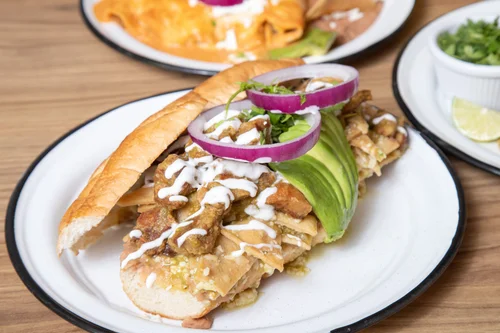 Torta de chilaquiles regios