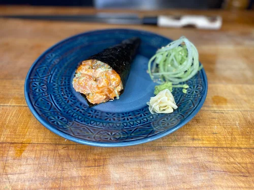 TEMAKI SPICY SALMON