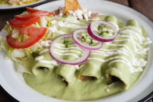 Flautas en salsa de aguacate