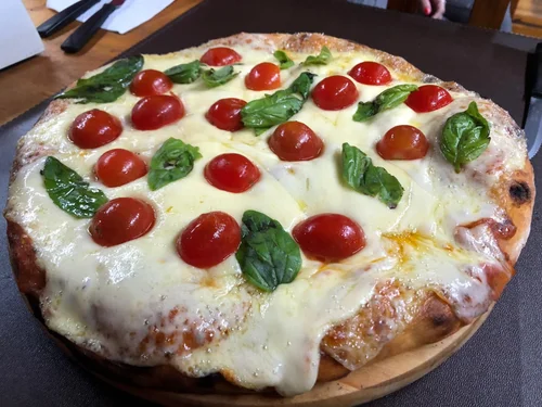 Pizzeta c/muzza +2 gustos+refresco 1.5 L