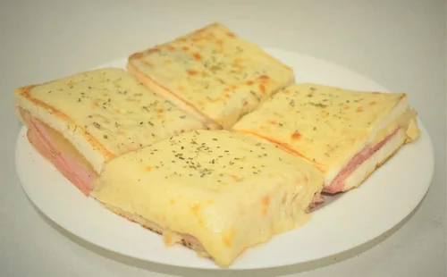 Sándwich caliente con muzza