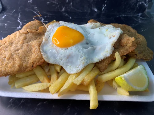 Milanesa al plato a caballo con fritas