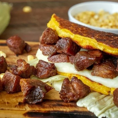 Cachapa con carne mixta