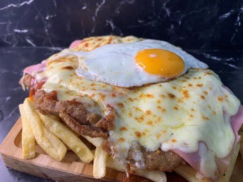 Napolitana a caballo con fritas