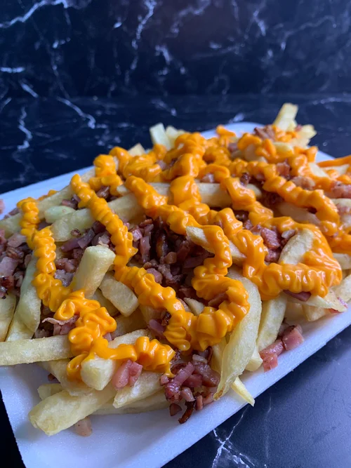 Frita chicas con cheddar y panceta