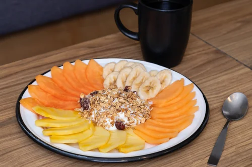 Plato de fruta con yogurt y granola