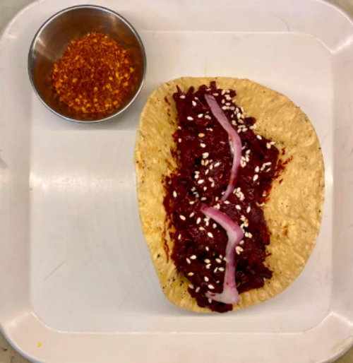Taco de Betabel en Mole Negro